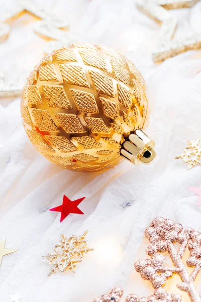 Рождественский Новогодний Фон Декорациями Лампочками Золотые Блестящие Шары Снежинки Конфетти — стоковое фото