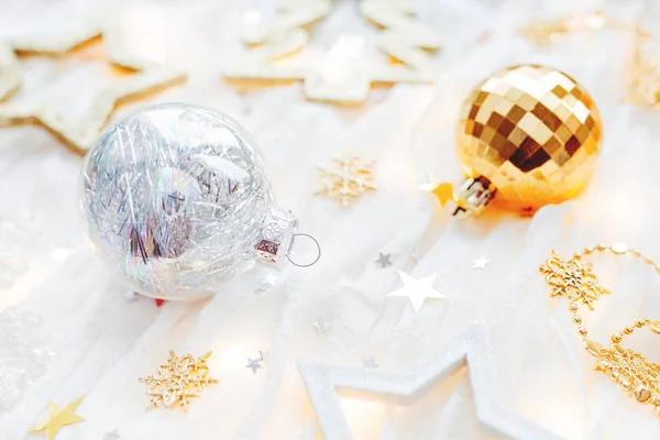Vánoční Novoroční Dovolená Pozadí Dekoracemi Žárovky Zlatý Průhledné Zářící Koule — Stock fotografie