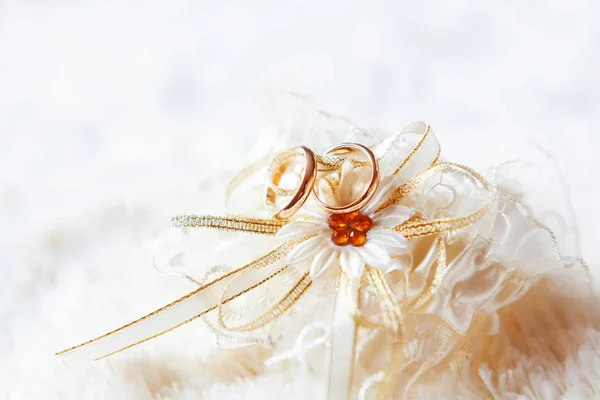 Золотые Обручальные Кольца Свадебной Подвязке Блестящими Стразами Свадебные Детали Символ — стоковое фото