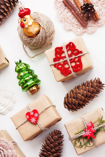 Fondo Navidad Año Nuevo Con Regalos Hechos Mano Envueltos Papel — Foto de Stock