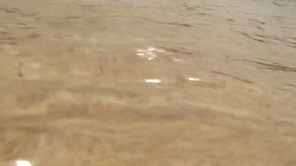 Fermez les images du surf de mer. Eau transparente avec sable flottant. Phuket, Thaïlande . — Video