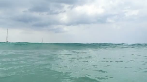 Mare surf sulla spiaggia di Nai Harn, isola di Phuket, Thailandia . — Video Stock