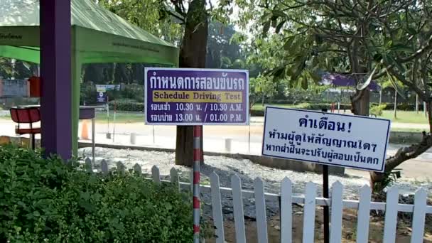 PATTAYA, TAILANDIA - 30 de octubre de 2012. Calendario de la prueba de conducción en la estación de policía . — Vídeos de Stock