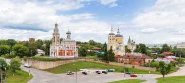 Panorama görünüm tepe üzerinde varsayım kilise ve kilise ilyas Peygamber, Ortodoks kiliselerinde Ortaçağ Serpukhov, Moscow region, Rusya Federasyonu.