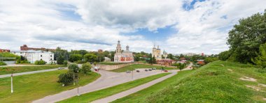 Panorama görünüm tepe üzerinde varsayım kilise ve kilise ilyas Peygamber, Ortodoks kiliselerinde Ortaçağ Serpukhov, Moscow region, Rusya Federasyonu.