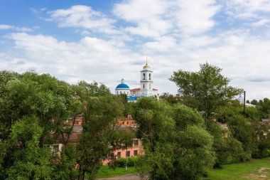 Panorama görünüm üzerinde kırmızı Dağı kasabadan Serpukhov. St.Nicholas beyaz katedral kubbe. Moscow region, Rusya Federasyonu.