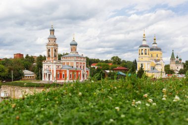 Panorama görünüm tepe üzerinde varsayım kilise ve kilise ilyas Peygamber, Ortodoks kiliselerinde Ortaçağ Serpukhov, Moscow region, Rusya Federasyonu.