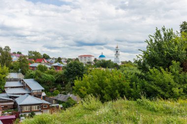 Panorama görünüm üzerinde kırmızı Dağı kasabadan Serpukhov. St.Nicholas beyaz katedral kubbe. Moscow region, Rusya Federasyonu.