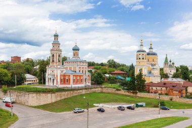 Panorama görünüm tepe üzerinde varsayım kilise ve kilise ilyas Peygamber, Ortodoks kiliselerinde Ortaçağ Serpukhov, Moscow region, Rusya Federasyonu.