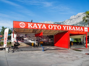 Kemer, Türkiye - 16 Mayıs 2018. Kaya Oto BMW müşterileri için bekleyen yıkama araba.