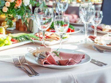 Tablo için düğün ziyafet çatal ve vazo çiçekleri ile görev yaptı. Salatalar, mezeler ve gözlük şarap ile.