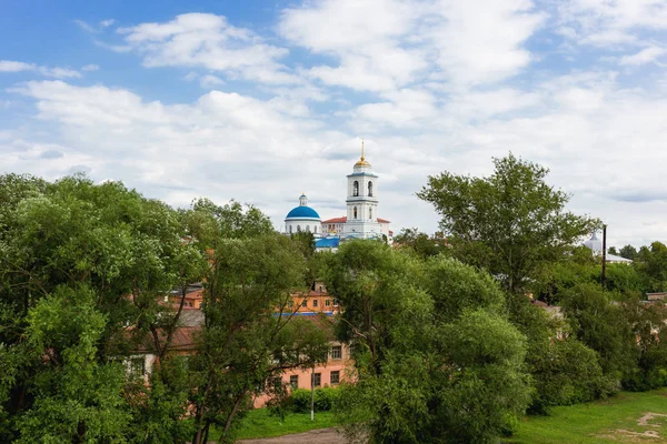 Panorama görünüm üzerinde kırmızı Dağı kasabadan Serpukhov. St.Nicholas beyaz katedral kubbe. Moscow region, Rusya Federasyonu.