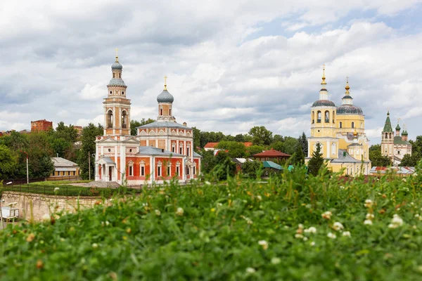 丘の上の仮定の教会と教会のエリヤの預言者 セルプホフ モスクワ地域 ロシアの中世の正教会教会パノラマ ビュー — ストック写真