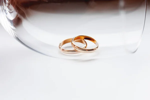 Gouden Bruiloft Ringen Transparant Glas Symbool Voor Liefde Internationaal Huwelijk — Stockfoto