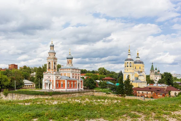 Panorama görünüm tepe üzerinde varsayım kilise ve kilise ilyas Peygamber, Ortodoks kiliselerinde Ortaçağ Serpukhov, Moscow region, Rusya Federasyonu.