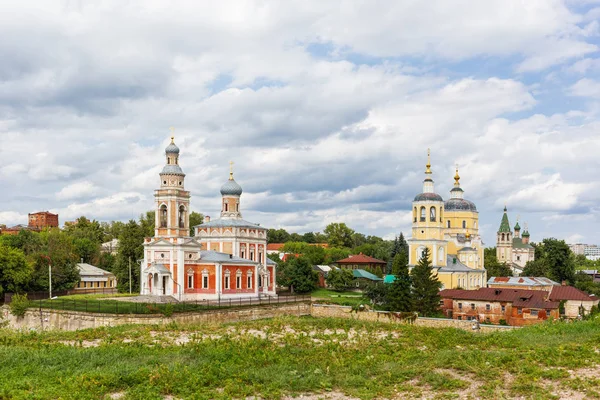 丘の上の仮定の教会と教会のエリヤの預言者 セルプホフ モスクワ地域 ロシアの中世の正教会教会パノラマ ビュー — ストック写真