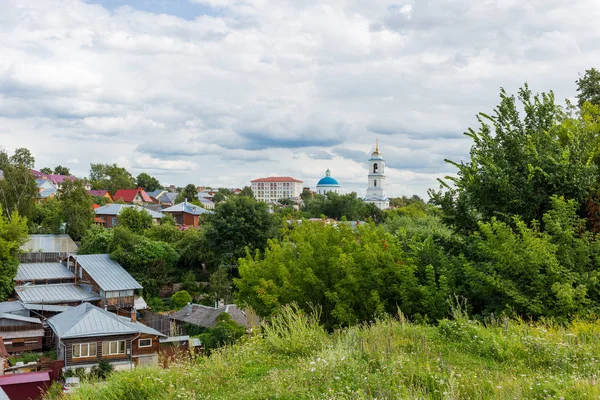 Panorama görünüm üzerinde kırmızı Dağı kasabadan Serpukhov. St.Nicholas beyaz katedral kubbe. Moscow region, Rusya Federasyonu.