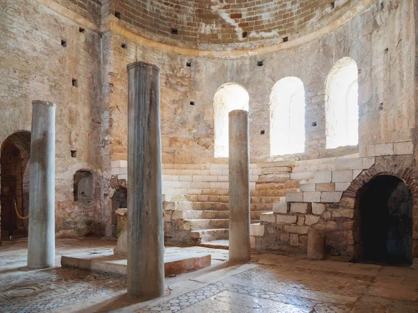 Sunak bölümü Aziz Nikolaos Kilisesi. Demre, Türkiye'de ünlü dini dönüm noktası.