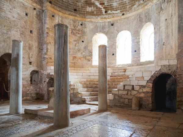 Sunak bölümü Aziz Nikolaos Kilisesi. Demre, Türkiye'de ünlü dini dönüm noktası.