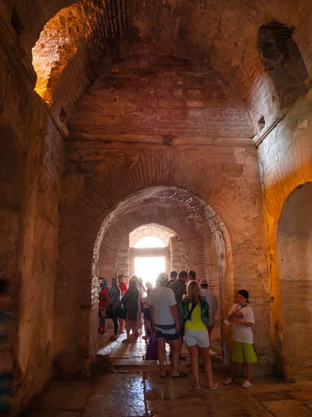 Demre, Türkiye - 16 Mayıs 2018. St.Nicholas Kilisesi içinde yürüyen turist. Ünlü dini dönüm noktası - St.Nicholas Kilisesi Ortodoks.