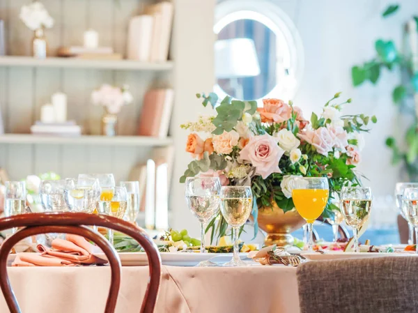 Tablo için düğün ziyafet çatal ve vazo çiçekleri ile görev yaptı. Salatalar, mezeler ve gözlük şarap ile.