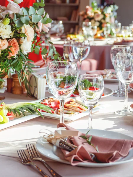 Tavola Servita Banchetto Nuziale Con Posate Fiori Vasi Insalate Antipasti — Foto Stock