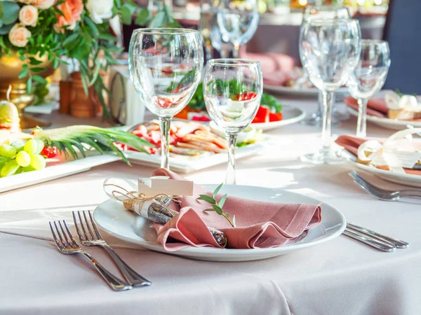 Tablo için düğün ziyafet çatal ve vazo çiçekleri ile görev yaptı. Salatalar, mezeler ve gözlük şarap ile.