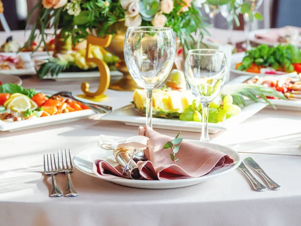 Tablo için düğün ziyafet çatal ve vazo çiçekleri ile görev yaptı. Salatalar, mezeler ve gözlük şarap ile.