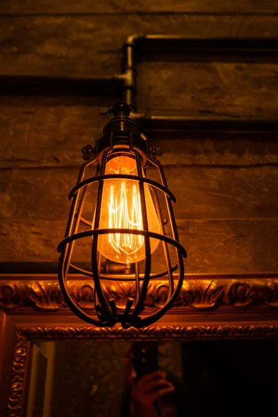 Vintage ampuller ile bakmak filaman. Eski moda fener. Akkor lamba, retro tasarımı.