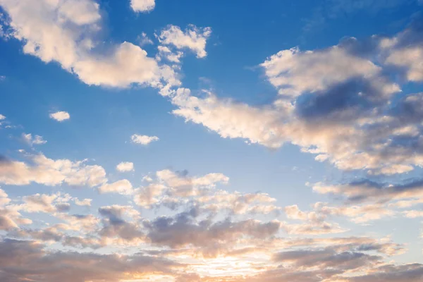 Luminosa Giornata Sole Con Nuvole Paesaggio Nuvoloso Sul Cielo Blu — Foto Stock