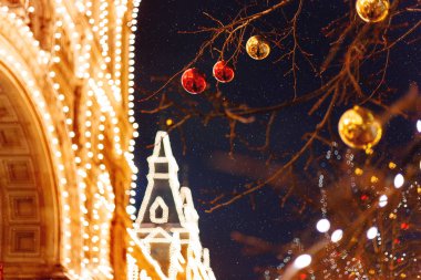 Moskova sokaklarında Noel ve yeni yıl kutlama için dekore edilmiştir. Ağaç parlak kırmızı ve sarı top ile. Sakız ampuller ile bina (ana mağaza). Rusya.