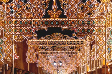 Moskova sokaklarında Noel ve yeni yıl kutlama için dekore edilmiştir. Ampuller ile binalar. Rusya.