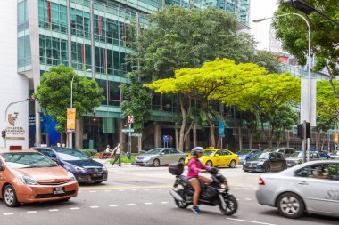 Singapore, Singapur - 16 Ocak 2013. Victoria Caddesi'nde araba trafik.