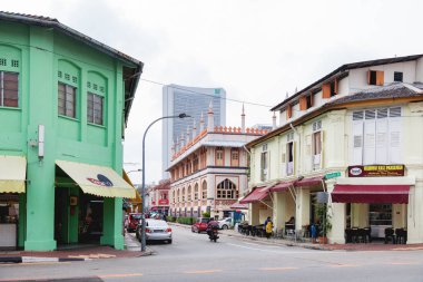 Singapore, Singapur - 16 Ocak 2013. Şehir sömürge mimarisi. Birçok dekoratif öğeler, renkli Jaluzi ve dükkanı işaretleri bina.