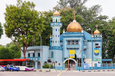 Singapore, Singapur - 16 Ocak 2013. Malabar Müslüman reçel-ath Camii taşıma arabaları geçmek.