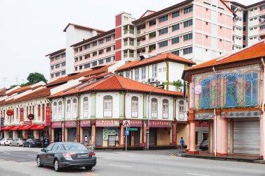 Singapore, Singapur - 16 Ocak 2013. Şehir sömürge mimarisi. Birçok dekoratif öğeler, renkli Jaluzi ve dükkanı işaretleri bina.