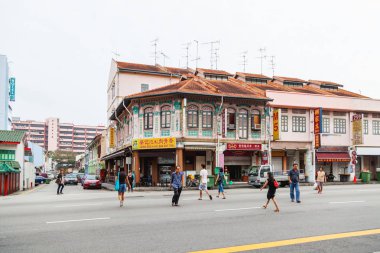 Singapore, Singapur - 16 Ocak 2013. Şehir sömürge mimarisi. Birçok dekoratif öğeler, renkli Jaluzi ve dükkanı işaretleri bina.