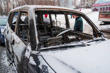 Moskova, Rusya - 07 Şubat 2009. Yanmış araba kaldırıma park etmiş. Otomobilin iç tamamen yanmış.