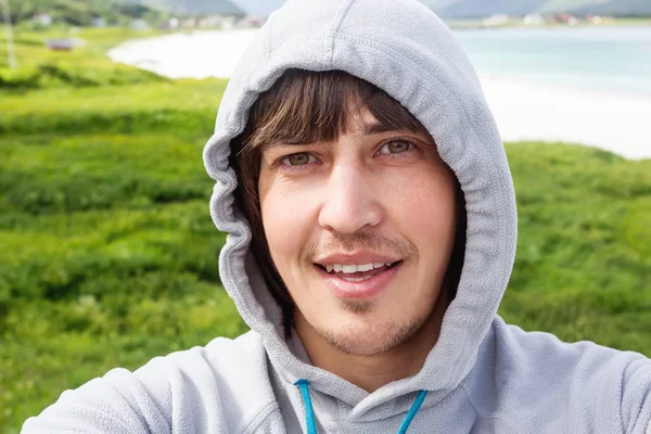 Hombre Turismo Haciendo Selfie Playa Rambergstranda Las Islas Lofoten Hermosa — Foto de Stock