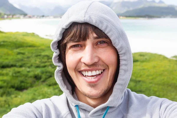 Turistické Muž Takže Selfie Rambergstranda Pláže Ostrovech Lofoty Krásná Písečná — Stock fotografie