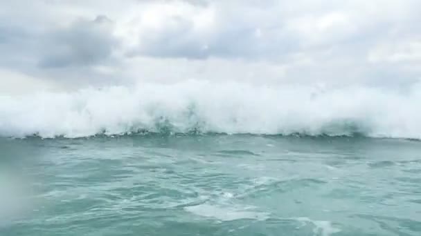 Příboj moře v Nai Harn beach, Phuket island, Thajsko. — Stock video