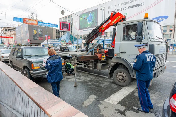 Moscú Rusia Mayo 2009 Oficiales Policía Tránsito Evacuan Autos Estacionados — Foto de Stock