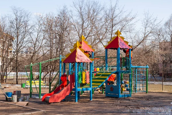 Belediye hizmetlerinin işçilerin bir bahçesi boyalı. Çocuk merdivenler, köprüler ve slaytlar ile karmaşık oyun. Bahar, Moskova, Rusya.