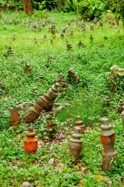 Mezarlık çimen arasında küçük anıtlar ile. Singapur Mezarlığı.