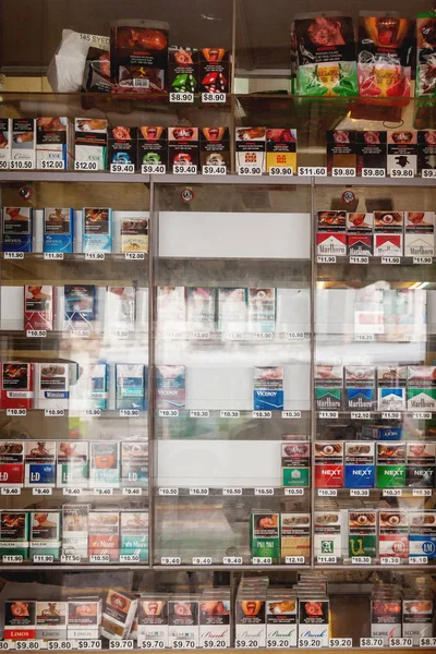 シンガポール 2013 タバコのパックの価格と店の窓 喫煙中毒によって引き起こされる病気の衝撃的な写真 — ストック写真