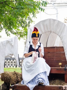 Moskova, Rusya - 19 Ağustos 2018. Bir şey Nakışlı bir Fransız köylü giyimli kadın. Yıllık Festivali kez ve dönemini. 19. yüzyıl tarihi yeniden inşası.