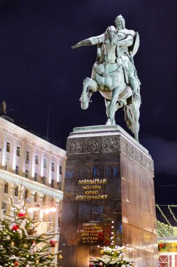 Anıt Prens Yury Dolgorukiy, Moskova, Tverskaya kare kurucusu (kaide üzerinde metin). Sokak Işık Ampüller Noel ve yeni yıl kutlaması için süslenmiş. Rusya.