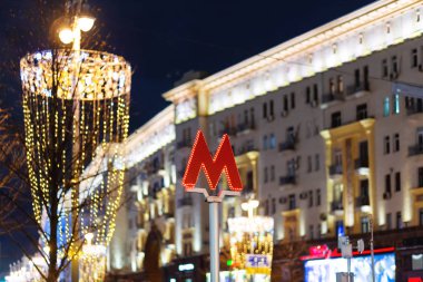 Kırmızı harf M - Moskova Metro (metro) sembolüdür. Sokak Işık Ampüller Noel ve yeni yıl kutlaması için süslenmiş. Kış akşam. Rusya.