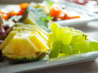 Tablo için ziyafet meyve - rioe üzüm ve ananas plakalı servis. 