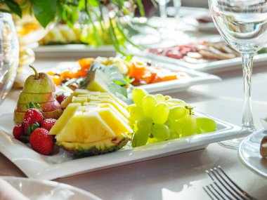 Tablo için düğün ziyafet çatal ve vazo çiçekleri ile görev yaptı. Salatalar, mezeler ve gözlük şarap ile.